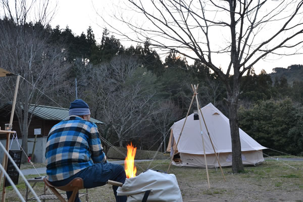 キャンプ　焚き火