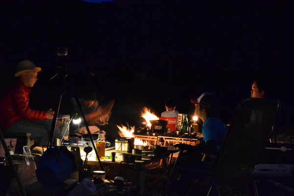 キャンプ　焚き火　宴会　新荘川