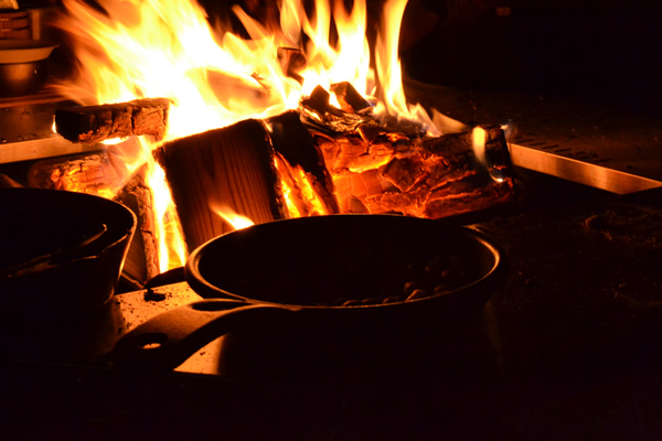 キャンプ　焚き火　薪
