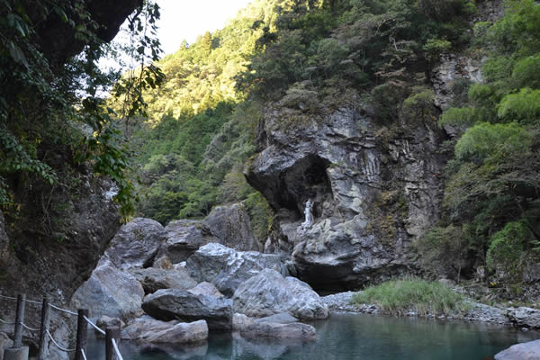 高知　仁淀川町　中津渓谷　滝　紅葉　雨竜の滝