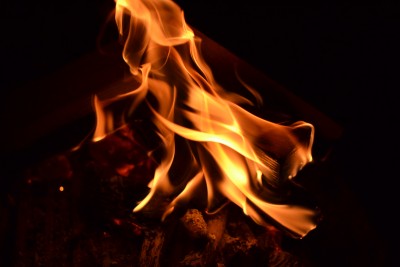 キャンプ　暖房器具　石油ストーブ　薪ストーブ　焚き火