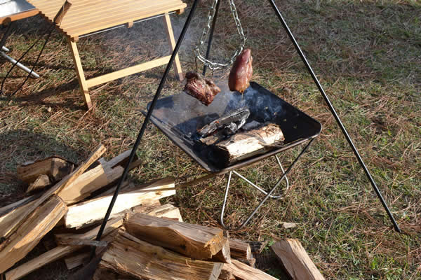キャンプ　焚き火　料理　吊るし肉