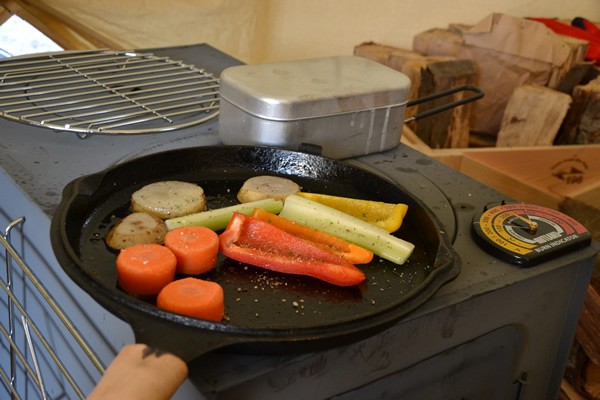 キャンプ　ダッチオーブン　鉄板焼き　料理