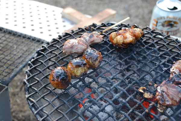 キャンプ　焼き鶏　炭火　料理