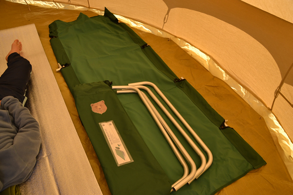 キャンプ　寝る　ベッド　コット　マット　寝袋