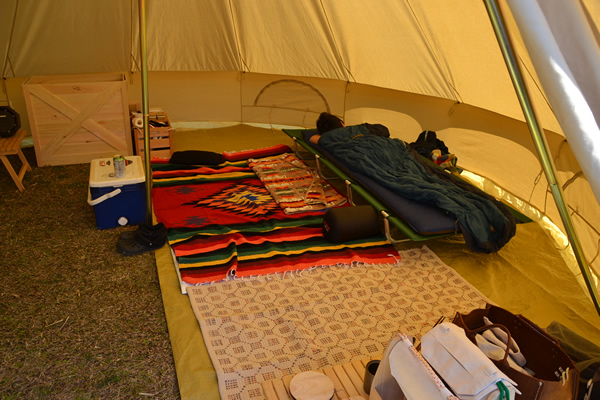 キャンプ　寝る　ベッド　コット　マット　寝袋