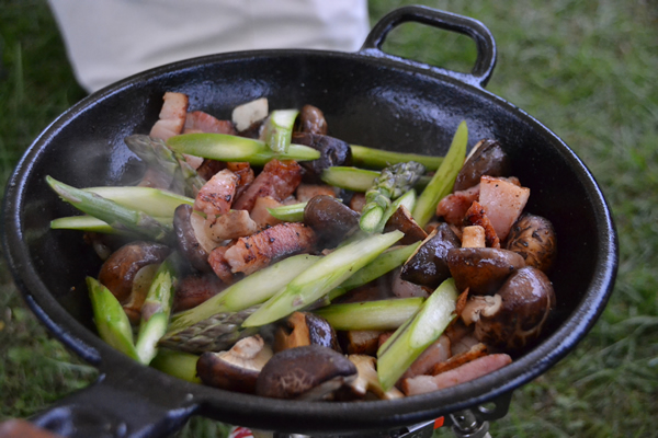 キャンプ　料理　いろどり野菜　炒め物　スキレット