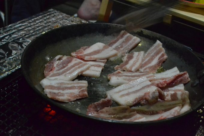 キャンプ　料理　スキレット　ロッジ　フライパン　魚　金目鯛　アクアパッツァ　煮込み