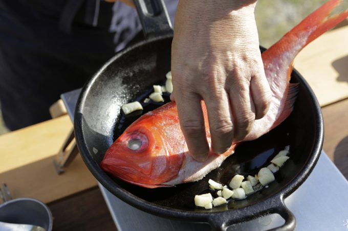 キャンプ　料理　ダッチオーブン　スキレット　魚　金目鯛　アクアパッツア